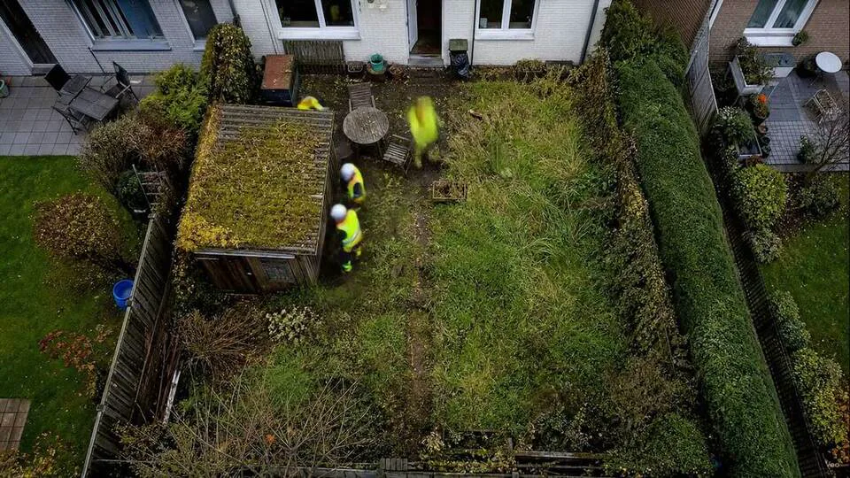 Fertig gestalteter Garten mit Terrasse und Bepflanzung